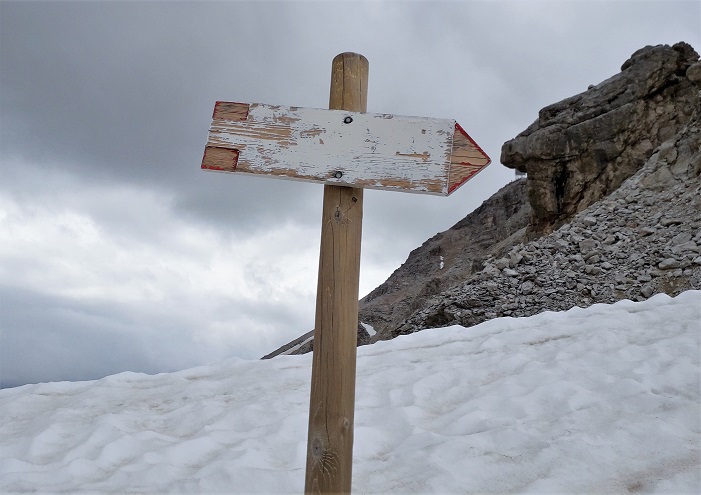 Wegweiser ohne Beschriftung im Schnee